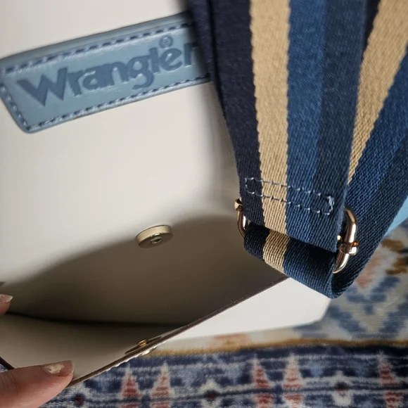 WRANGLER Like New Colorblock Cross Body 2-in-1Leather Purse/Bag Blue/white (348) - Picture 11 of 16